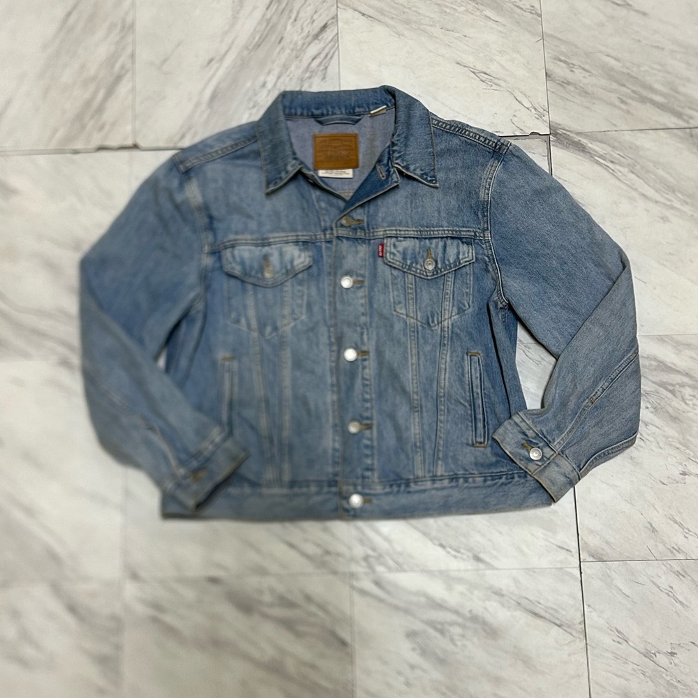 Levi’s premium ladies big E light wash denim jacket size L